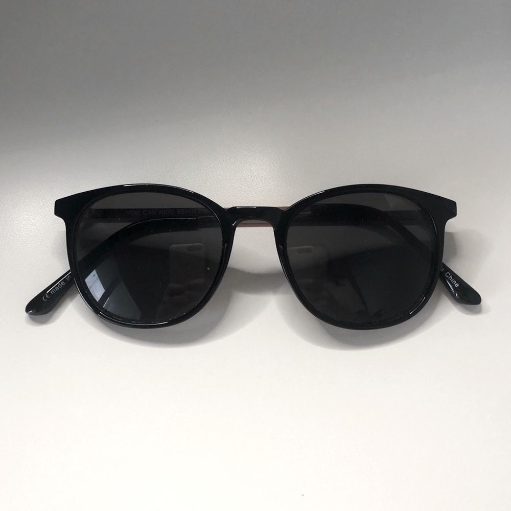 Black Sunglasses with Rose Gold 🕶️